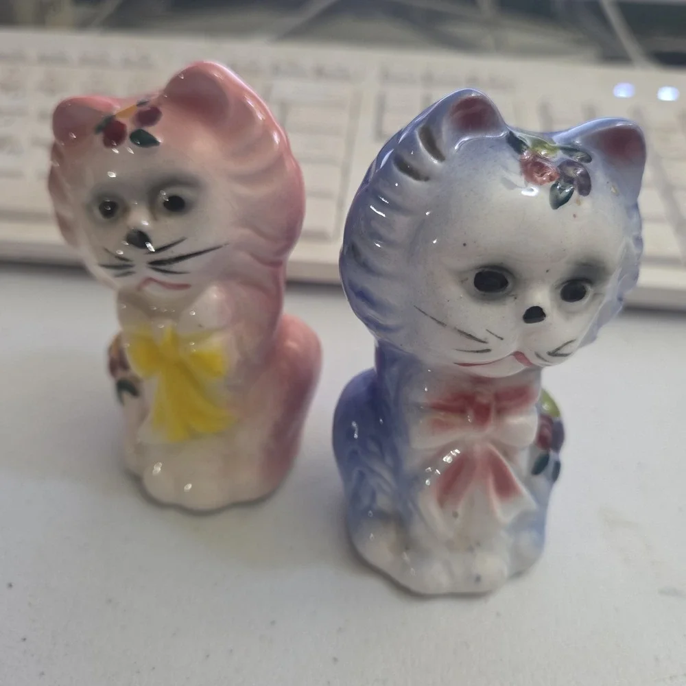 Salt & Pepper Shakers Vintage Mid Century Pink & Blue Cats Bows Basket Japan